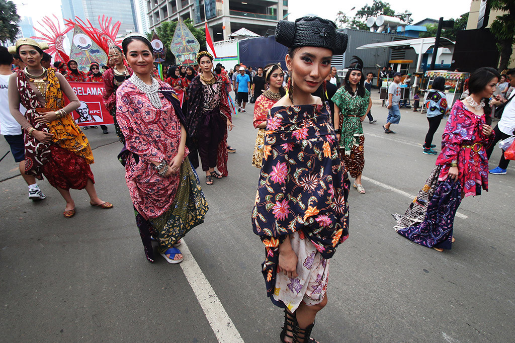 Parade yang dihadiri 1.000 peserta tersebut juga bertujuan untuk menyambut Hari Batik Nasional yang diperingati setiap 2 Oktober. 
