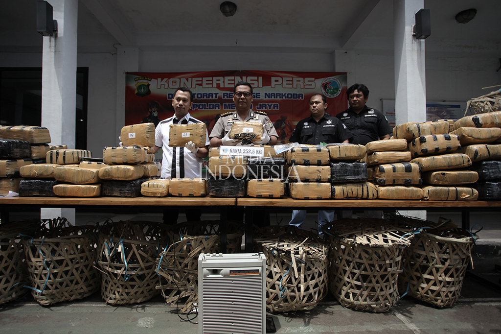 Kabid Humas Polda Metro Jaya Kombes Pol Raden Prabowo Argo Yuwono memperlihatkan barang bukti ganja dan tersangka saat menggelar rilis di Polda Metro Jaya, Jakarta.