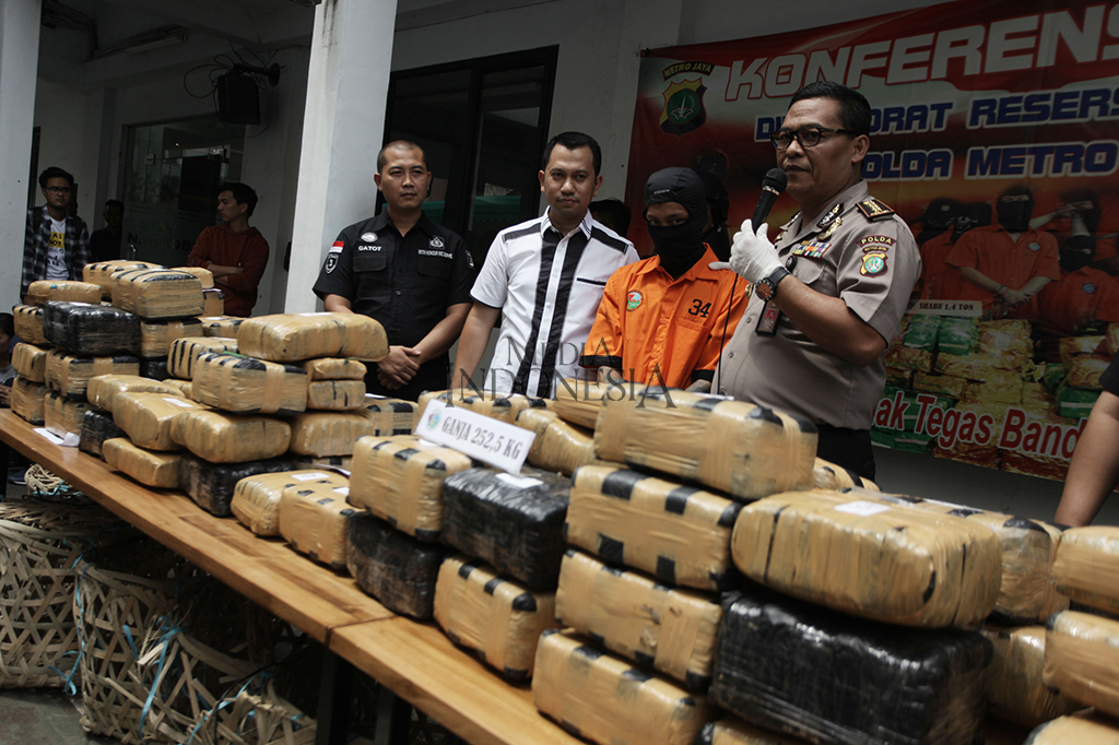 Ditresnarkoba Polda Metro Jaya berhasil menangkap satu tersangka pelaku pengiriman 125 paket ganja seberat 252 kilogram.