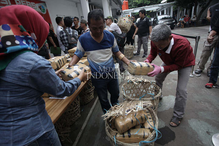 Ganja-ganja tersebut disamarkan dengan buah jeruk busuk yang disimpan di dalam keranjang.
