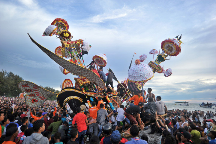 Warga berebut pernak-pernik Tabuik saat puncak Festival Pesona Hoyak Tabuik, di Pantai Pariaman, Sumatera Barat.