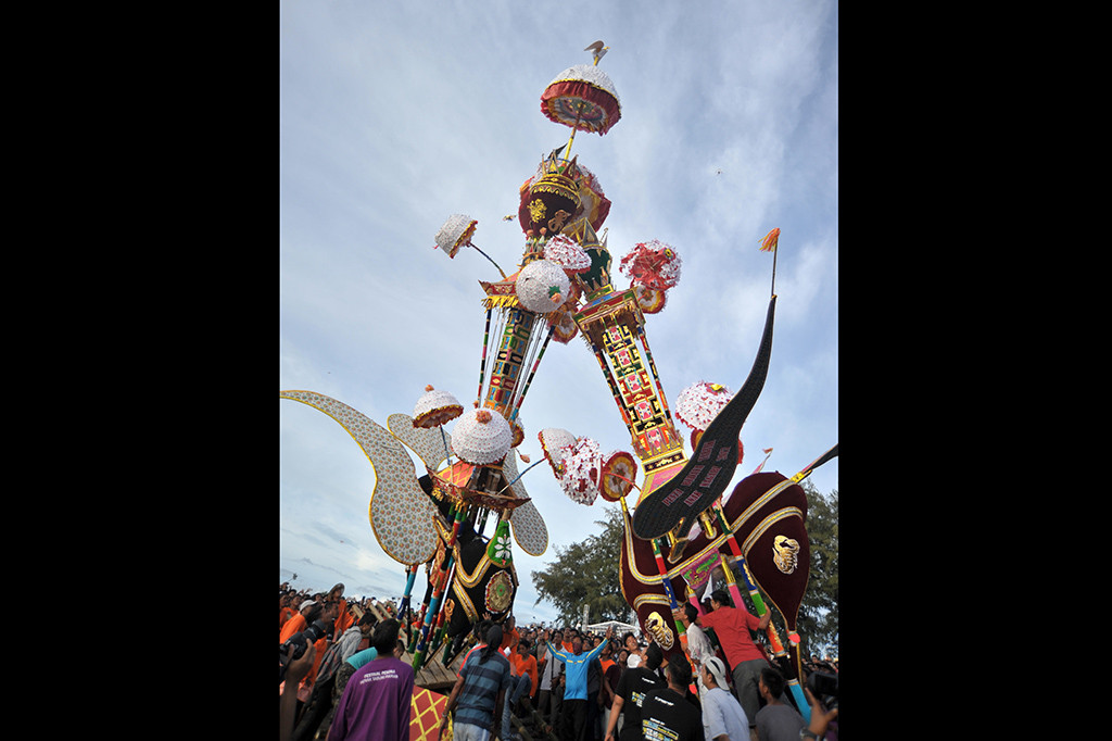 Sebelum acara puncak festival tabuik, yakni Hoyak Tabuik, sedikitnya ada prosesi lain yang harus dilaksanakan, salah satunya prosesi Naik Pangkek.
