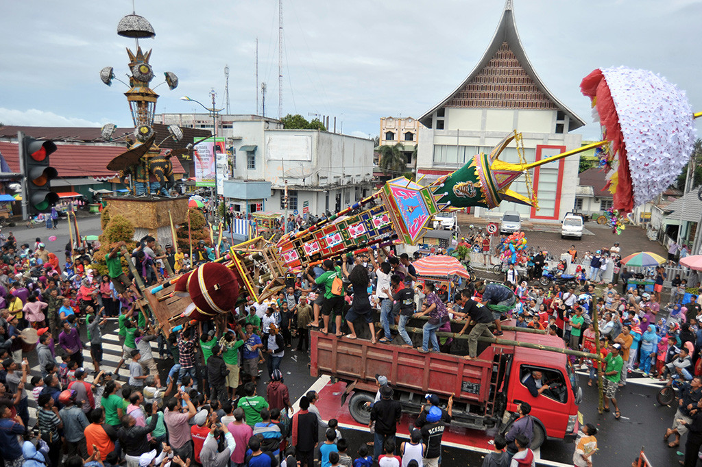 Puluhan ribu warga menyaksikan puncak festival tahunan itu dengan dibuangnya dua buah Tabuik ke laut untuk memperingati Hari Asyura (10 Muharram) 1439 Hijriyah.