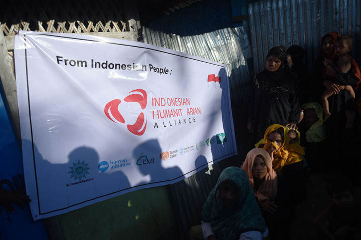 Sejumlah relawan berbagai organisasi yang tergabung dalam Aliansi Kemanusiaan Indonesia untuk Myanmar (AKIM) menyalurkan 1.000 paket bantuan kepada pengungsi Rohingya.