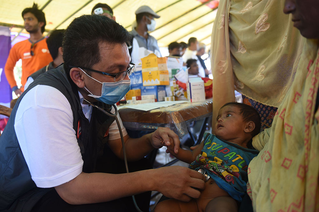 Relawan medis dari Indonesia memeriksa kesehatan pengungsi Rohingya di tenda kesehatan Indonesia, Kamp Pengungsian Jamtoli, Cox Bazar, Bangladesh.