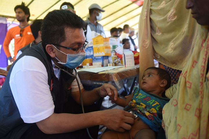 Relawan medis dari Indonesia memeriksa kesehatan pengungsi Rohingya di tenda kesehatan Indonesia, Kamp Pengungsian Jamtoli, Cox Bazar, Bangladesh.