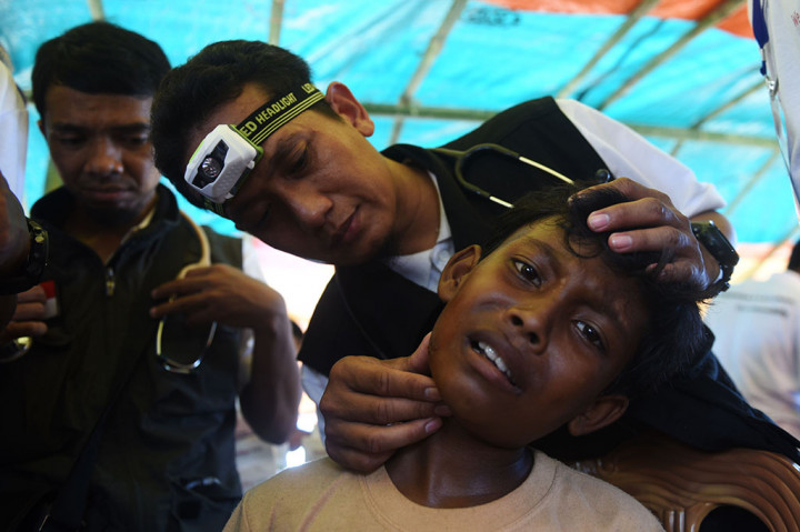 Relawan medis dari Indonesia memeriksa kesehatan pengungsi Rohingya di tenda kesehatan Indonesia, Kamp Pengungsian Jamtoli, Cox Bazar, Bangladesh.