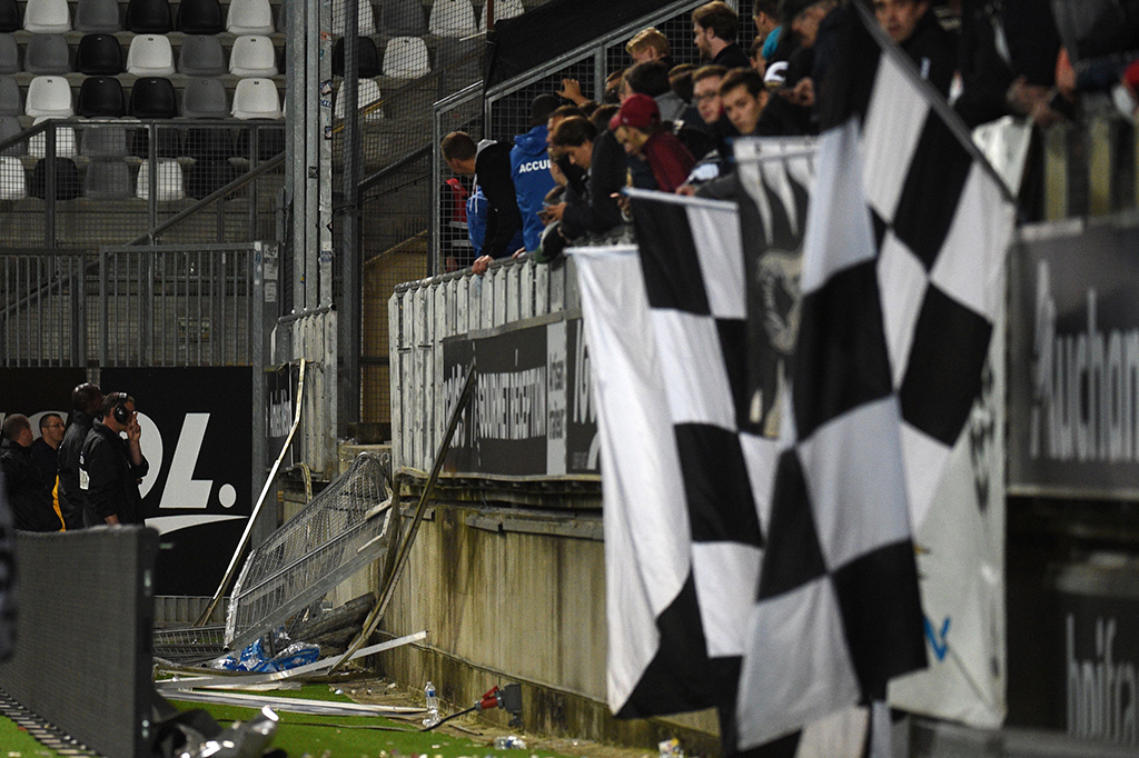 Beberapa korban jatuh sekitar 1,5 meter dan penonton lain ikut berjatuhan di atas korban lainnya. 
