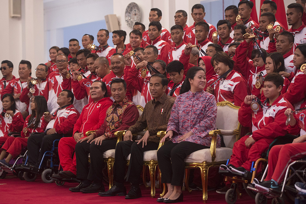 Presiden Joko Widodo menjamu atlet beserta pelatih dan ofisial National Paralympic Committee (NPC) di Kompleks Istana Kepresidenan, Jakarta. 
