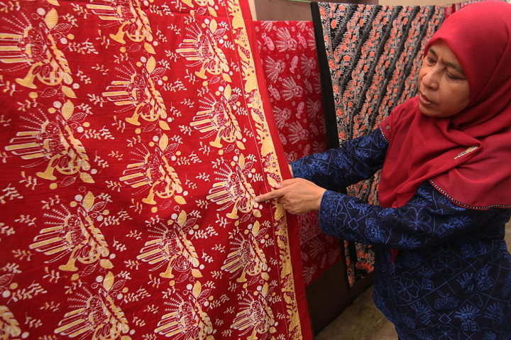 Sebagai salah satu simbol identitas daerahnya, batik betawi memang tidak begitu kesohor, bahkan kini menjadi barang langka. 