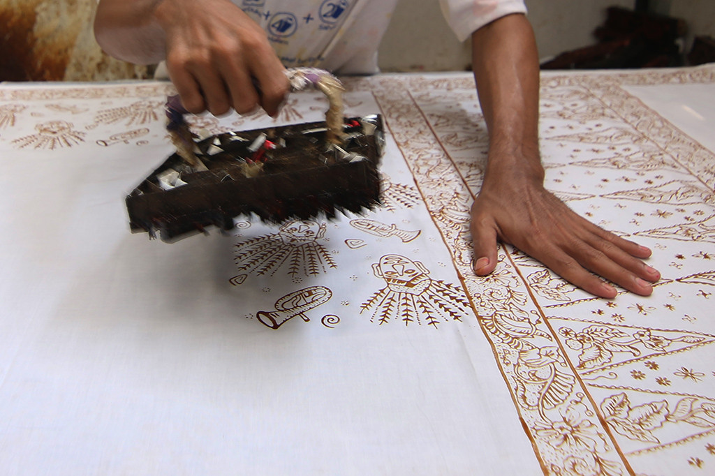 Batik dianggap sebagai salah satu identitas suatu daerah. Namun ternyata tidak banyak orang yang menyadari bahwa di Jakarta sendiri ada batik khas Betawi.