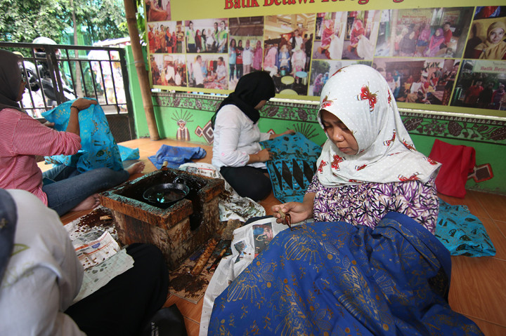 Beruntung ada beberapa pihak yang berusaha keras untuk melestarikannya, di antaranya sanggar Batik Betawi Terogong yang terus memproduksi batik khas Betawi. 