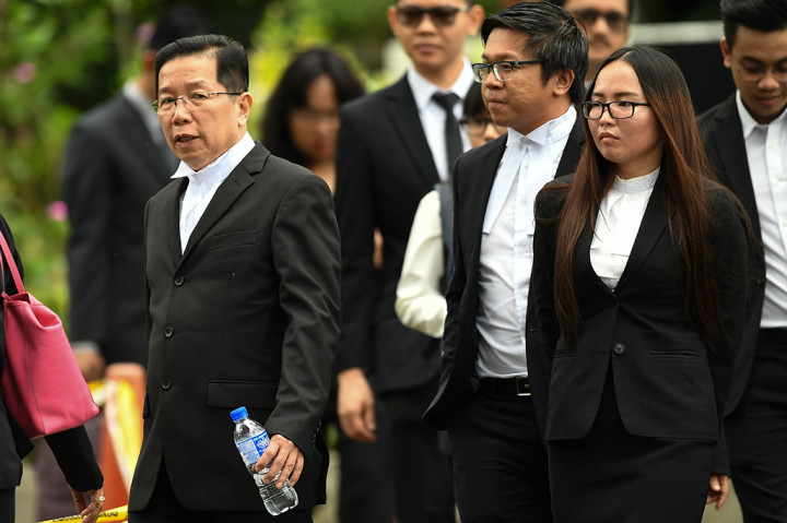 Kedua wanita itu dituduh mengusap wajah Kim dengan racun VX, yang telah menyebabkan kematian korban. Namun para pengacara kedua terdakwa yakin bahwa klien mereka tidak bersalah. 