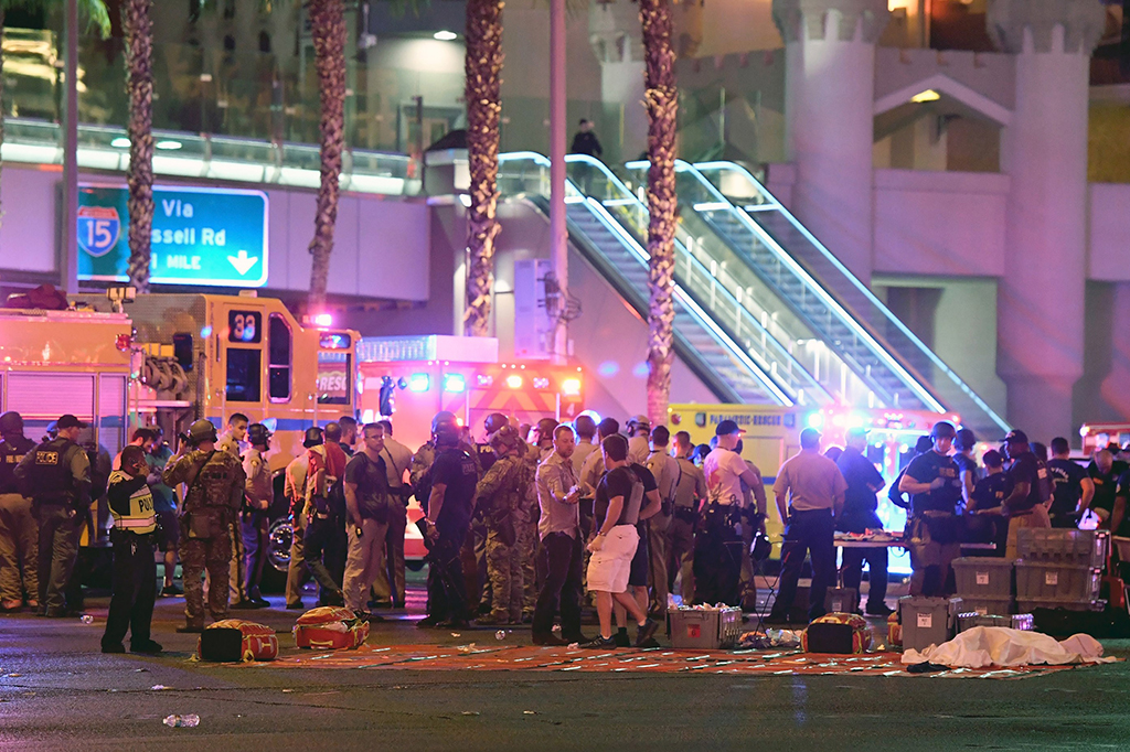 Sedikitnya dua puluh orang tewas dan ratusan orang lainnya dilaporkan terluka dalam penembakan yang terjadi di area Mandalay Bay Resort and Casino, Las Vegas.
