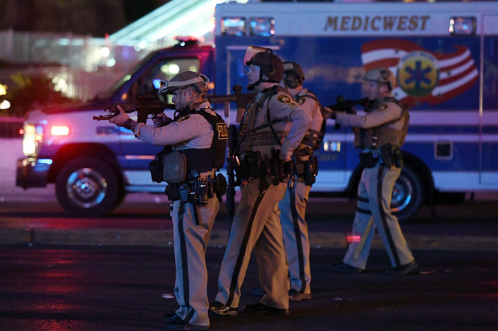 Pelaku melepas tembakan dari salah satu balkon hotel dan kasino Mandalay Bay ke arah kerumunan penonton konser musik di dekatnya. 