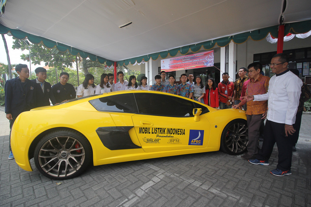 Dahlan Iskan (kanan) menjelaskan mobil listrik Selo di sela seminar 