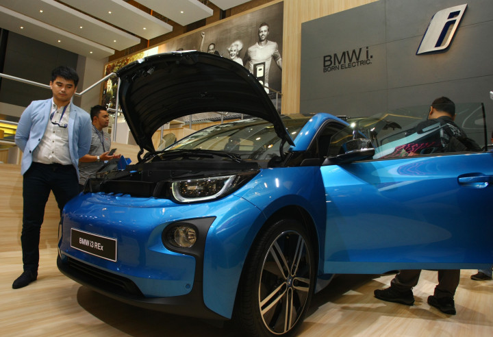 Berbagai produsen otomotif sudah mulai memasarkan mobil listrik di Indonesia. BMW adalah satu di antaranya yang dalam GIIAS 2017 menawarkan i3 (18/8/2017). ANTARA FOTO/Muhammad Iqbal