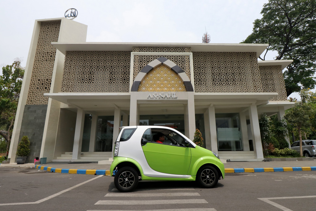 Smart V ketika menjalani uji jalan di lingkungan kampus Politeknik Elektronika Negeri Surabaya (PENS), Senin (2/10/2017). Desain mobil listrik ini 'mirip' Smart, citycar kapasitas dua penumpang dari Mercedes Benz. 