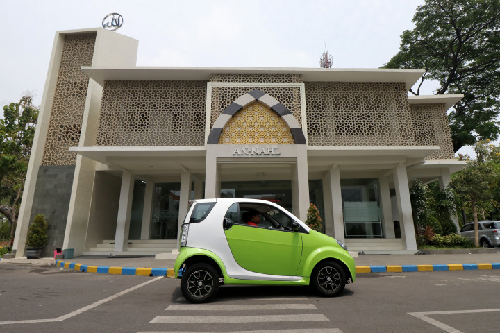 Smart V ketika menjalani uji jalan di lingkungan kampus Politeknik Elektronika Negeri Surabaya (PENS), Senin (2/10/2017). Desain mobil listrik ini 'mirip' Smart, citycar kapasitas dua penumpang dari Mercedes Benz. 