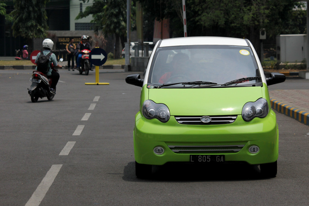Di dalam risetnya, 20-an mahasiswa Program Studi Teknik Elektro Industri Politeknik Elektronika Negeri Surabaya (PENS) didampingi lima dosen. 