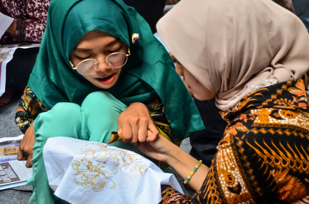 Puluhan Siswa Sekolah Luar Biasa (SLB) dan penyandang disabilitas mengikuti kegiatan membatik bertajuk 