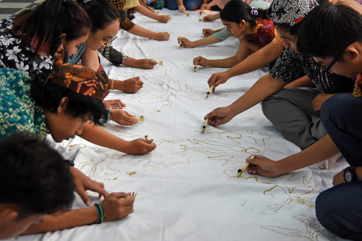 50 mahasiswa Sekolah Tinggi Teknik Surabaya (STTS) Surabaya, Jawa Timur, mengikuti kegiatan membatik bersama, sebagai bentuk melestarikan budaya warisan didunia dari Indonesia dalam memperingati Hari Batik Nasional. ANTARA/M Risyal Hidayat