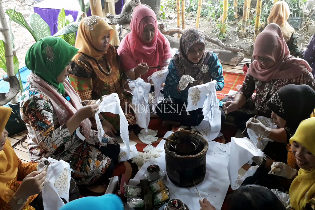 Gelaran membatik massal juga digelar pengrajin batik di Kecamatan Sukorejo untuk memperingati Hari Batik Nasional. Bahkan Ketua Dekranasda Kabupaten Pasuruan, Lulis Ratnawati mengikuti gelaran membatik massal untuk menguatkan kecintaan warga pada budaya batik. MI/Abdus Syukur