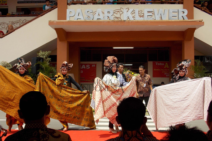 Pedagang Pasar Klewer Kota Surakarta tampil memeragakan busana batik kreasinya untuk memeringati hari batik sedunia. Peragaan busana itu digelar bersamaan dengan acara Sosialisasi Quick Response Merchant Bank Tabungan Negara di depan pasar tekstil terbesar di Jawa Tengah itu. MI/Ferdinand