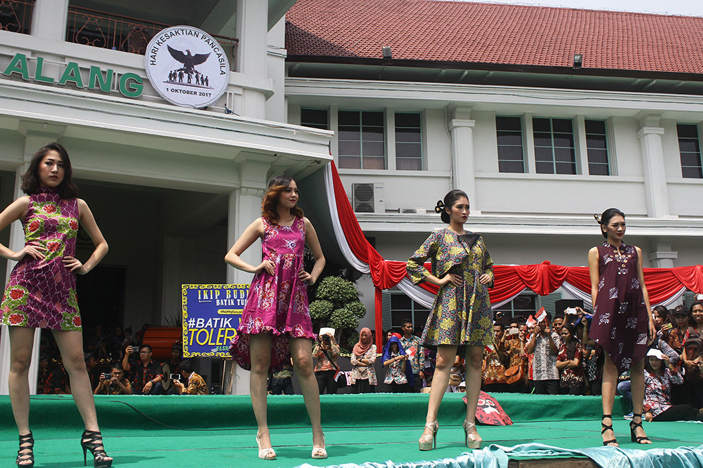 Fashion On The Street digelar di depan Balaikota Malang, Jawa Timur, dalam rangka Hari Batik Nasional. Hari Batik yang mengusung tema 