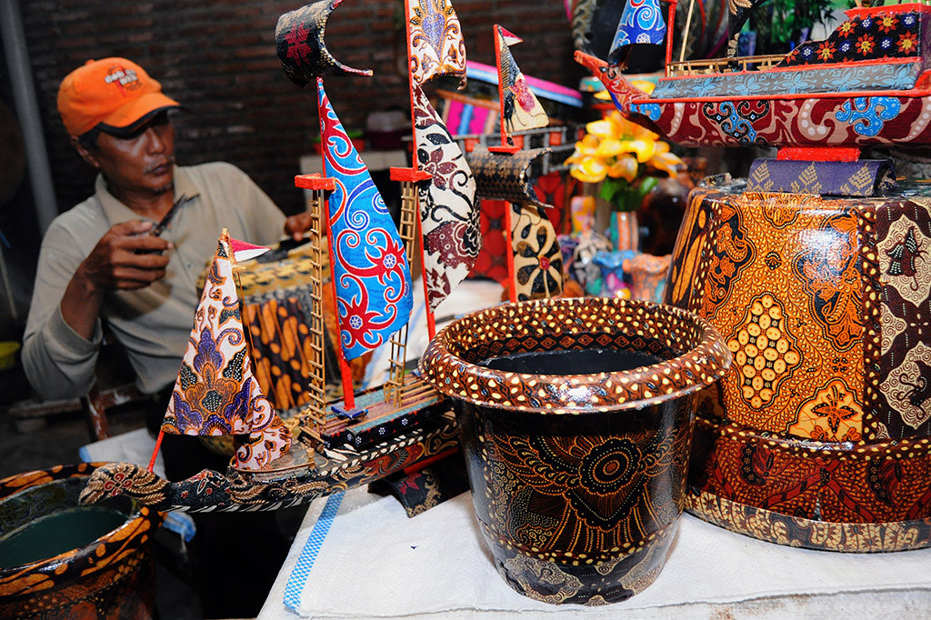 Selain dibuat baju, batik juga bisa dikreasikan menjadi berbagai aksesoris dan benda unik lainnya. Seperti yang dilakukan perajin batik Pekalongan, Jawa Tengah, Slamet Sobirin, yang memproduksi kerajinan berbahan batik. ANTARA/Harviyan Perdana Putra
