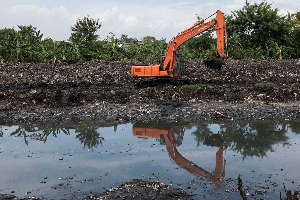Operator alat berat mengeruk lumpur di sungai Citarum Lama, Bojongsoang, Kabupaten Bandung, Jawa Barat, Senin (2/10/2017).