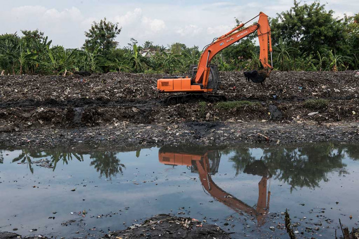 Operator alat berat mengeruk lumpur di sungai Citarum Lama, Bojongsoang, Kabupaten Bandung, Jawa Barat, Senin (2/10/2017).