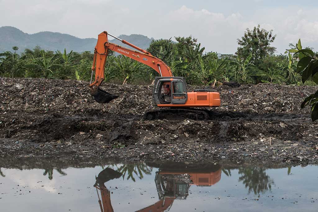 Tiga unit alat berat mulai melakukan pengerukan di aliran Sungai Citarum lama yang berada di perbatasan Kecamatan Baleendah dan Bojongsoang, pada Selasa (26/9/2017).