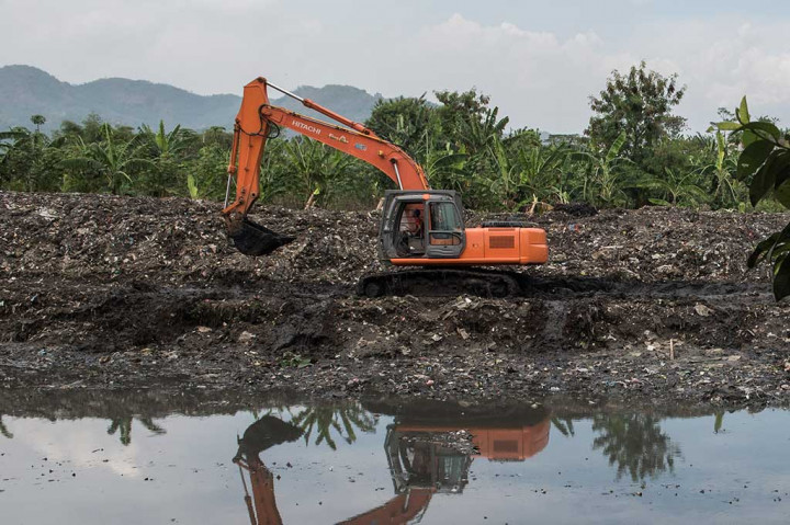 Tiga unit alat berat mulai melakukan pengerukan di aliran Sungai Citarum lama yang berada di perbatasan Kecamatan Baleendah dan Bojongsoang, pada Selasa (26/9/2017).