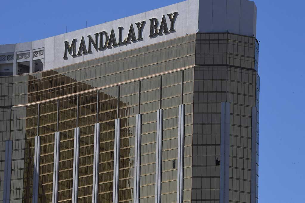 Tersangka melepaskan tembakan dari lantai 32 Mandalay Bay Hotel sekitar pukul 22.08 waktu setempat. Pasukan Swat LVMPD menanggapi seruan, menerobos ke dalam hotel dan menemukan tersangka sudah tewas. Diduga pelaku bunuh diri. AFP/Mark Ralston