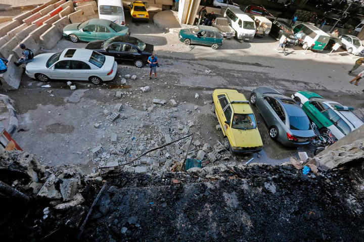 Ledakan itu juga merusak lantai bangunan dan menghancurkan jendela di sepanjang satu sisi.