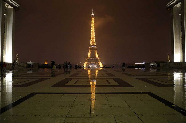 Menara Eiffel di Paris, Prancis terang benderang sebelum dimatikan pada Senin (2/10/2017) malam waktu setempat.