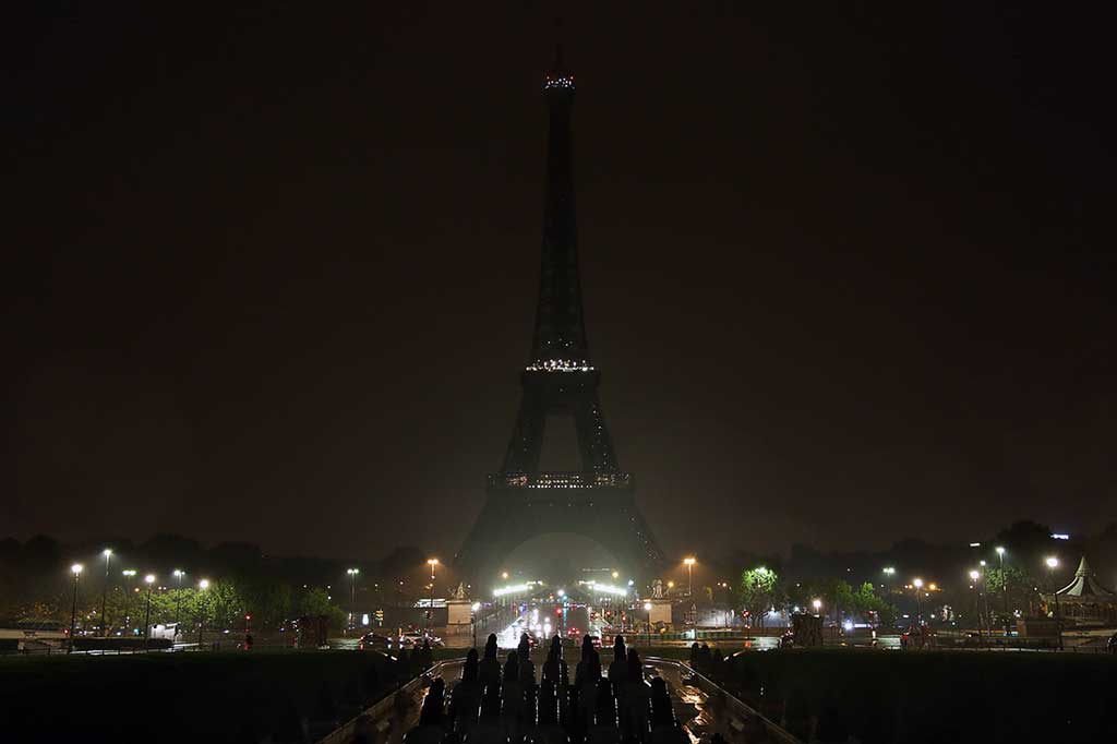 Menjelang tengah malam, lampu Menara Eiffel dimatikan sehingga menjadi gelap gulita. Hal ini untuk memberikan penghormatan kepada korban serangan di Las Vegas dan Marseille.