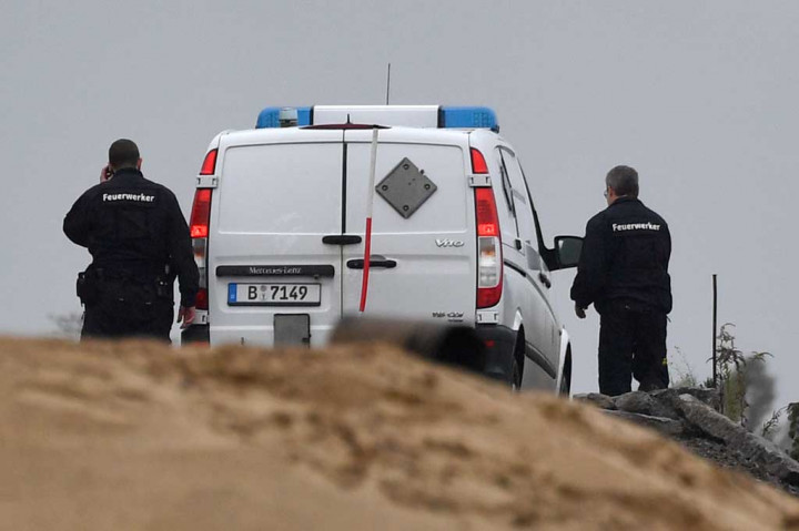 Petugas pemadam kebakaran berdiri di dekat lokasi ditemukannya bom peninggalan Perang Dunia II di Berlin, Senin (2/10/2017) waktu setempat.