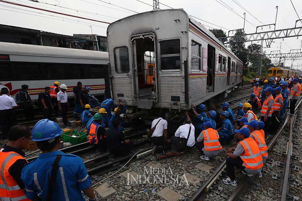 Petugas gabungan dari PT KAI Daop 1 Jakarta dan PT KCI melakukan evakuasi kereta KA 1507 relasi Bogor - Angke yang mengalami anjlok di wilayah Stasiun Manggarai, Jakarta, Selasa (3/10/2017).