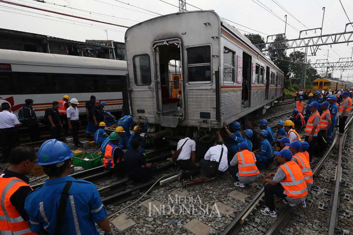 Petugas gabungan dari PT KAI Daop 1 Jakarta dan PT KCI melakukan evakuasi kereta KA 1507 relasi Bogor - Angke yang mengalami anjlok di wilayah Stasiun Manggarai, Jakarta, Selasa (3/10/2017).