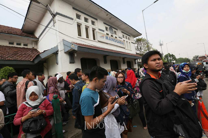 Tidak ada korban dalam peristiwa tersebut, namun menyebabkan terganggunya sejumlah perjalanan kereta dan penumpukan penumpang di sejumlah stasiun.