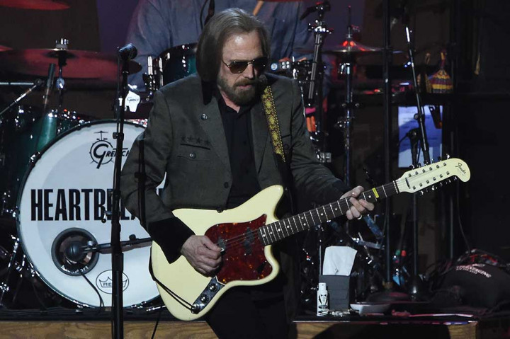Rocker Tom Petty meninggal dunia Senin (2/10/2017) waktu setempat dikelilingi oleh keluarga tercinta. Petty meninggal pada usia 66 tahun.