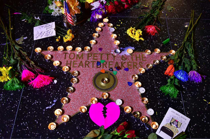 Lilin dan bunga diletakkan di Hollywood Walk of Fame Star milik mendiang Tom Petty di Hollywood, California.