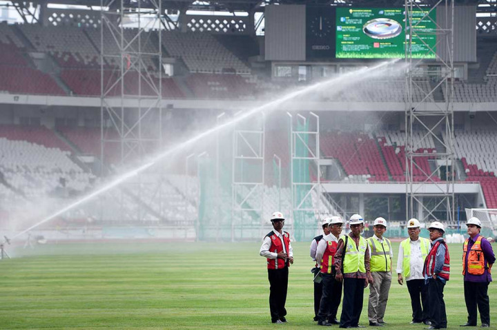 Selain menyaksikan atlet bulu tangkis berlatih di Cipayung, Wapres juga meninjau proyek renovasi Stadion Utama Gelora Bung Karno. Wapres mengunjungi sejumlah venue Asian Games 2018 untuk memastikan proyek tersebut selesai sesuai target.
