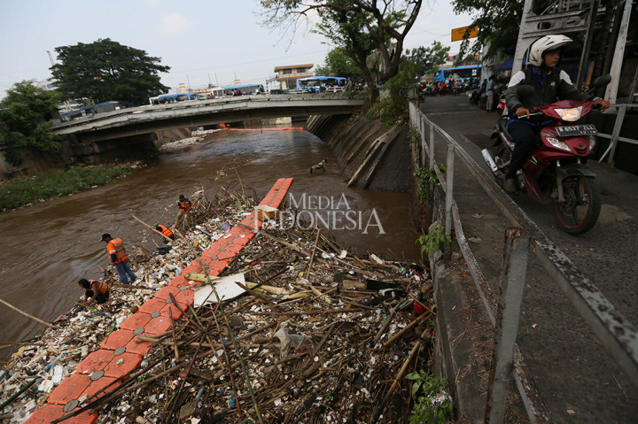 Tumpukan sampah tersebut terbawa arus dari meningkatnya volume air sungai ciliwung akibat hujan di kawasan Bogor dan sekitarnya.
