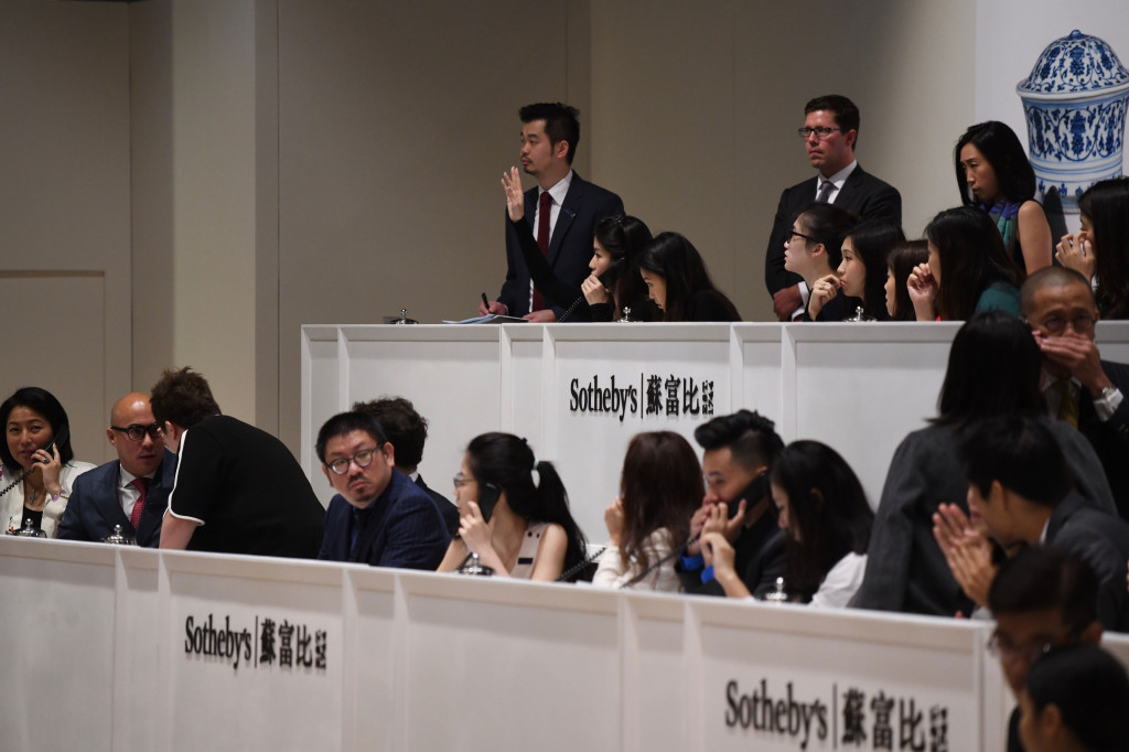 Penjualan itu terjadi dalam acara lelang Sotheby's Chinese Works of Art Autumn Sales di Hong Kong.
