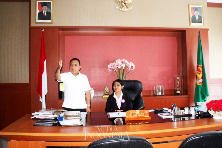 Gubernur dua periode itu memandang penting kegiatan tersebut sehingga sejak tahun lalu ia mengizinkan pelajar sehari menjadi gubenur untuk menggunakan ruang kerja, ruang rapat untuk aktivitasnya selama beberapa jam. 