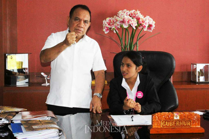 Sarah Wilhelmina mengisi peran sebagai Gubernur NTT Sarah Wilhelmina Lenggu, sementara rekan-rekan lainnya berperan sebagai pimpinan sejumlah Organisasi Perangkat Daerah (OPD) yang terkait dengan topik rapat tersebut.