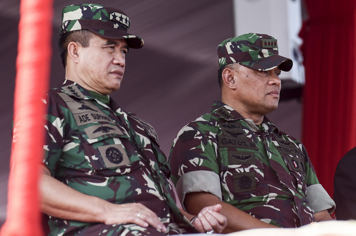 Panglima TNI Jenderal TNI Gatot Nurmantyo bersama Kepala Staf Angkatan Laut (KSAL) Laksamana TNI Ade Supandi menyaksikan gladi bersih HUT ke-72 TNI di Dermaga Indah Kiat Cilegon, Banten.